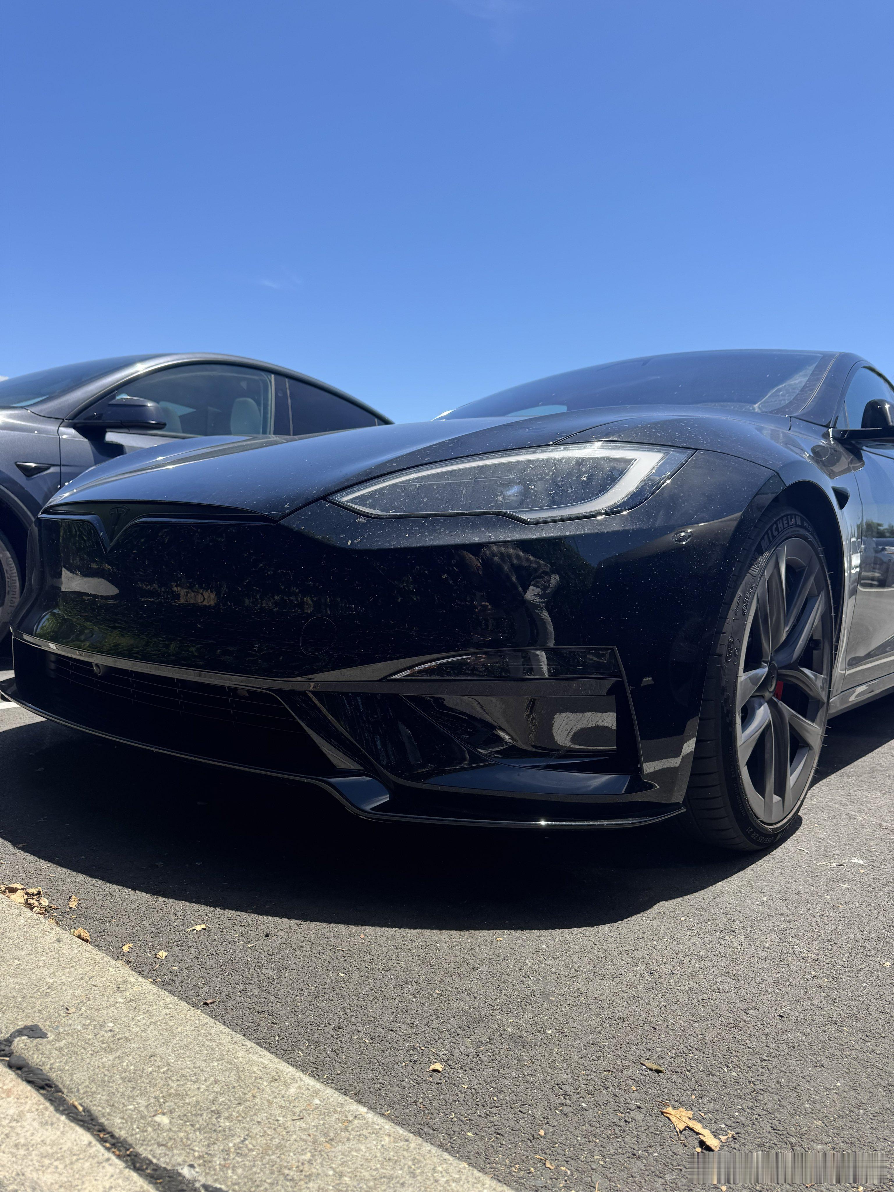 接上条，全新 Model S Plaid 配置细节的实拍，来看一下：- 前保险杠
