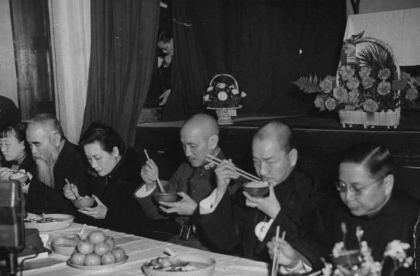 1948年，蒋介石请王耀武吃饭，宾主尽欢，饭后，王耀武返回济南，对妻子说：“赶紧
