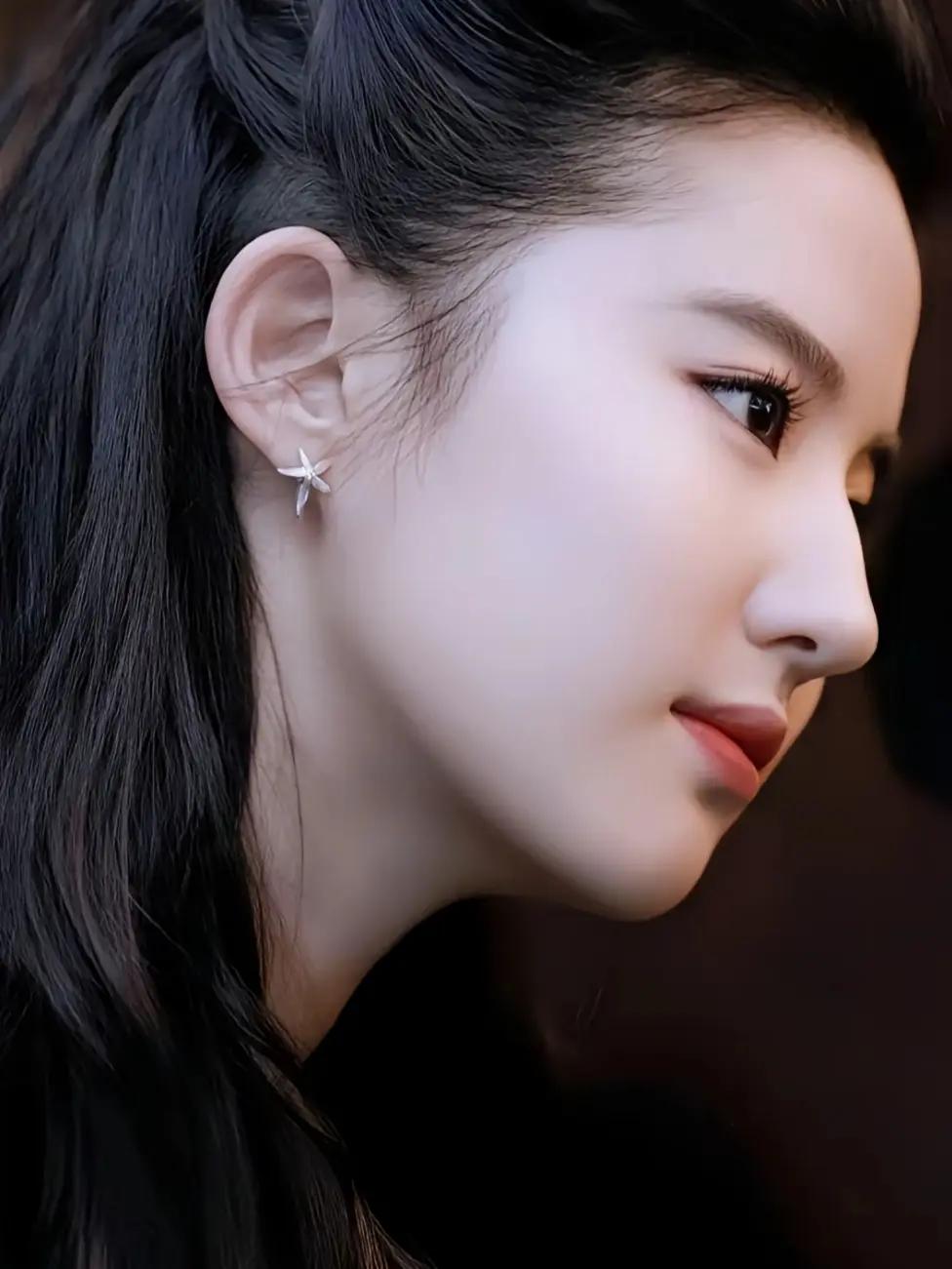 牡丹真国色，
仙女下凡尘！
神仙姐姐 刘亦菲