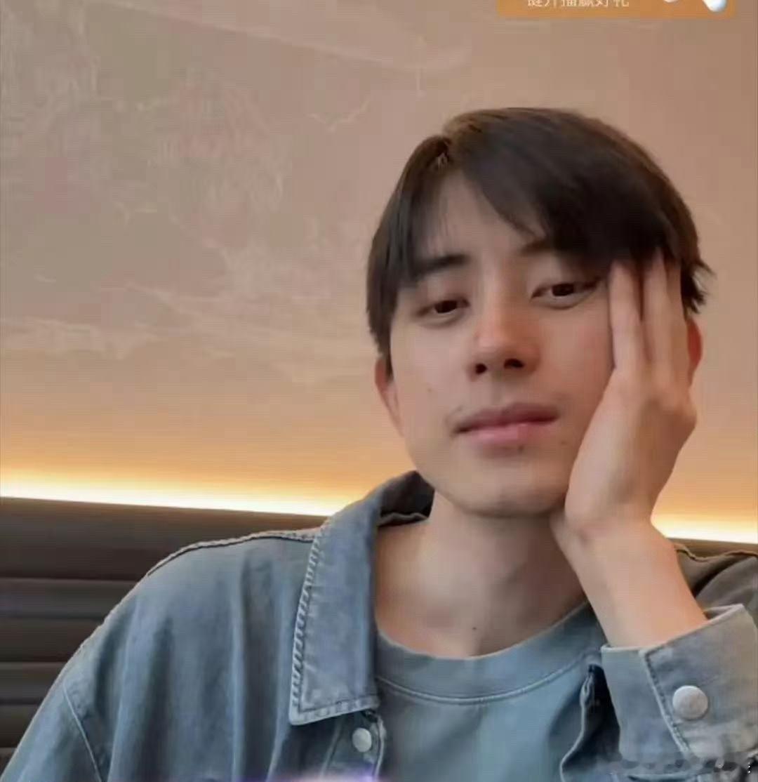 敖瑞鹏现在都这么不注意形象了吗？怎么给人一种邋里邋遢的感觉 