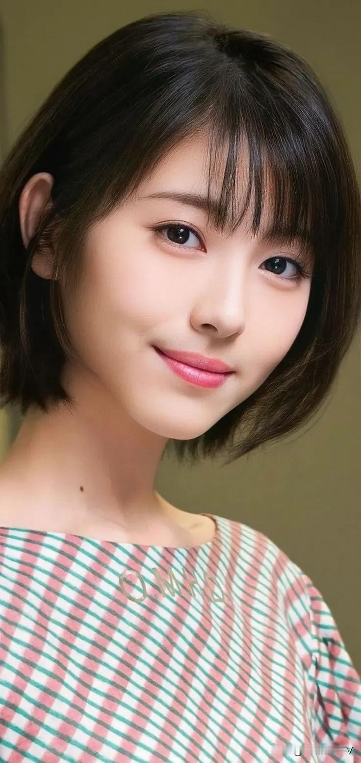 她的容貌如同天上的仙女，她的身材像弱柳一样轻盈。
她的眉毛如同翠鸟的羽毛，
她的