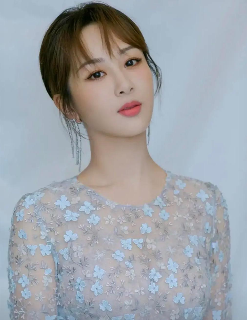 杨紫33岁生日晒全家福，杨爸杨妈气质出众好年轻，一家三口太幸福娱乐 明星