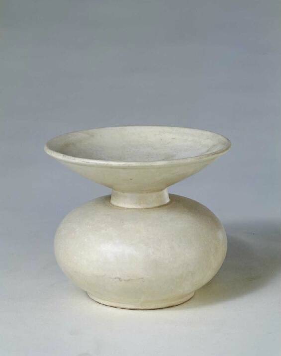 唐代陶瓷器珍品 | 故宫博物院①白釉渣斗②巩义窑绿釉小壶③花瓷双系罐④邛窑青釉褐