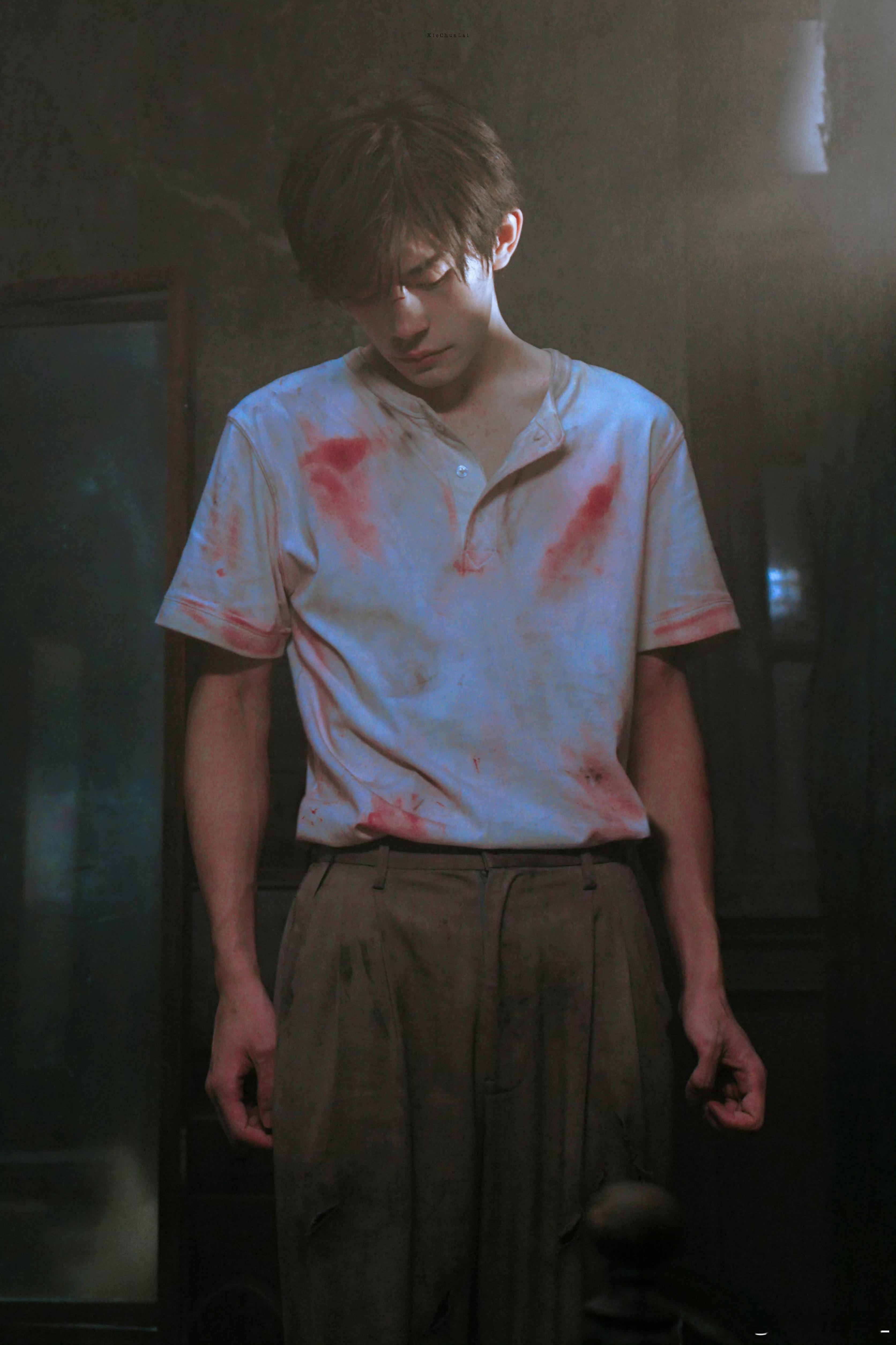 邓佳鑫卧室里摆了易烊千玺照片爱上易烊千玺人之常情吧