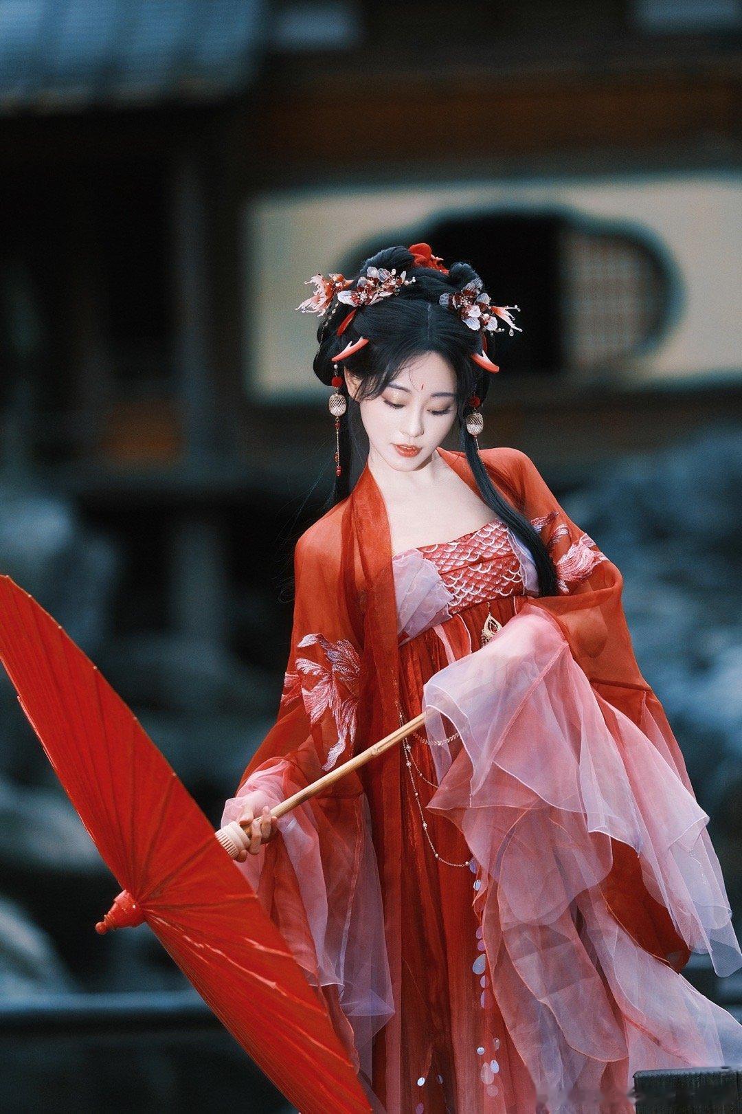 #祝绪丹12月开运锦鲤# 祝绪丹秒变桃花锦鲤公主，无论是妆容上还是服装上，俨然是
