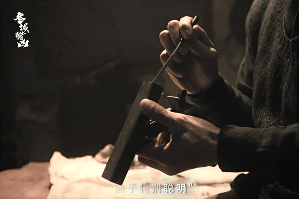 余文乐新剧打劫农村信用社《冬城猎凶》中段长河的银行劫案戏份冲击力十足。余文乐塑造