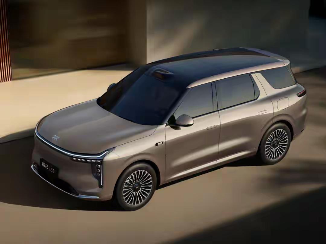 智己 LS8 亮相啦，这波操作真是让人眼前一亮。智己这两年动作超快，在增程领域和