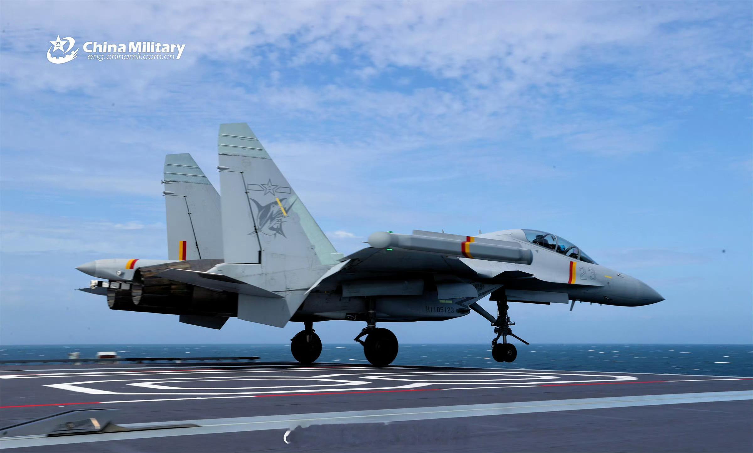 以前只有滑跃甲板航母时，因为船头两侧没有设置猫道，战机起飞时整个前部都不能留人站