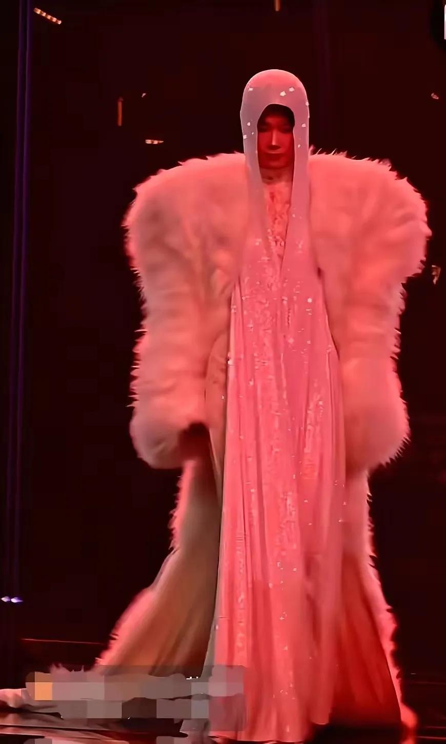 娱乐圈这两个人，每次上台表演，穿衣打扮都很特别，女的装冷酷，男的扮可爱，他们好像