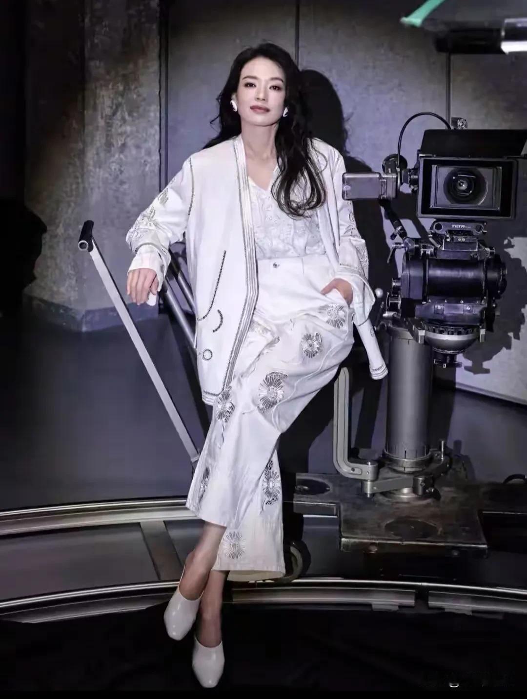 原来舒淇小时候也躲过衣柜。

不是那种捉迷藏的躲，是真怕。怕爸爸喝醉，怕被从床上