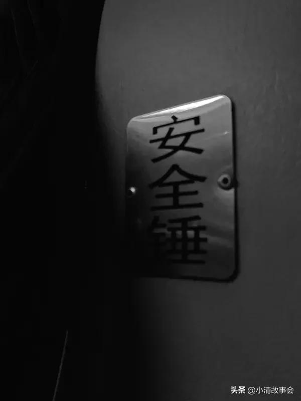 人要获得安全感，物质和精神层面都得兼顾。
物质上，得有一定的经济基础。就像银行有