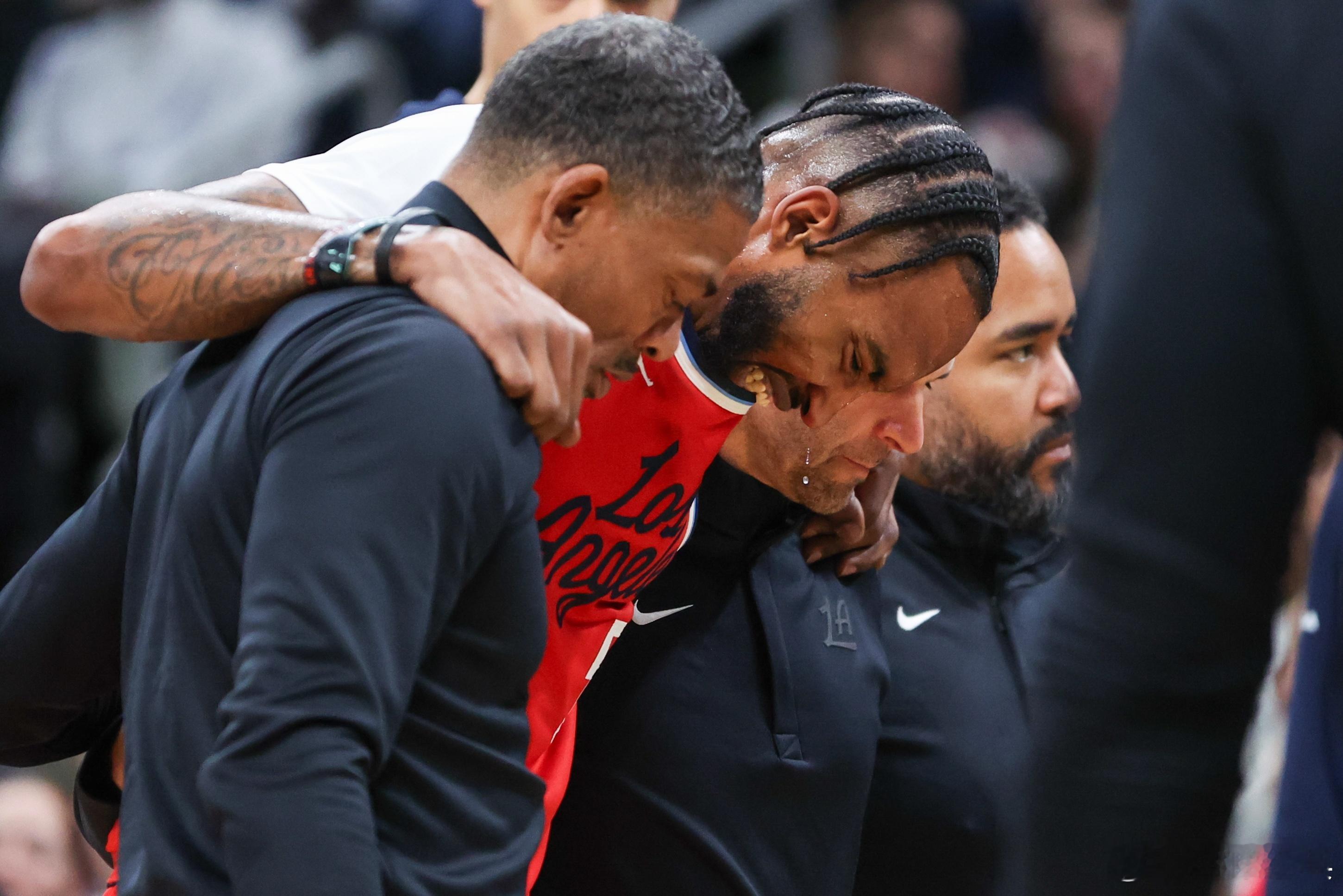 小琼斯至少缺阵六周 据名记Shams报道，刚刚复出的小琼斯右膝内侧副韧带二级扭伤