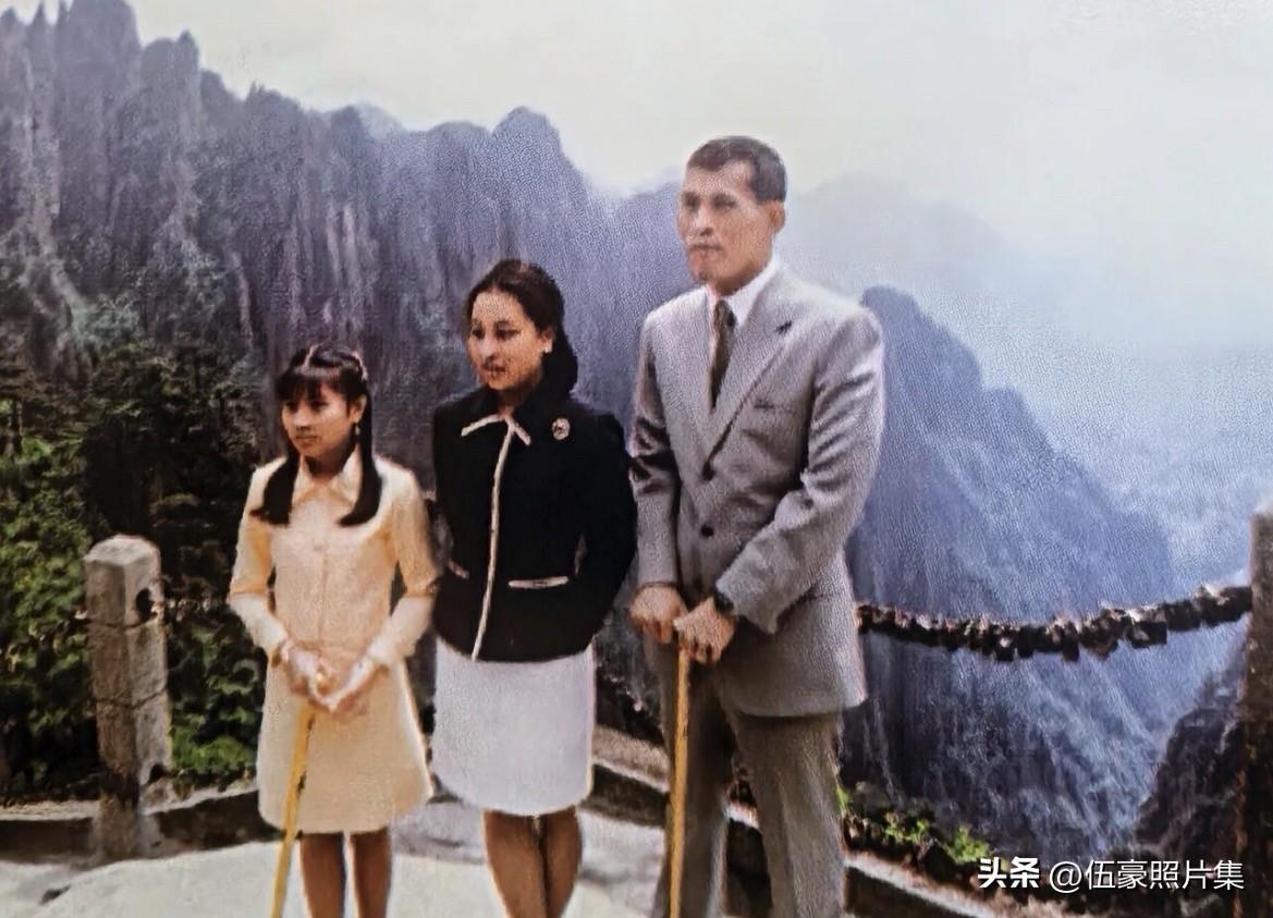 1998年5月下旬，时任泰国王储玛哈·哇集拉隆功殿下（即现任泰国国王）作为国王御