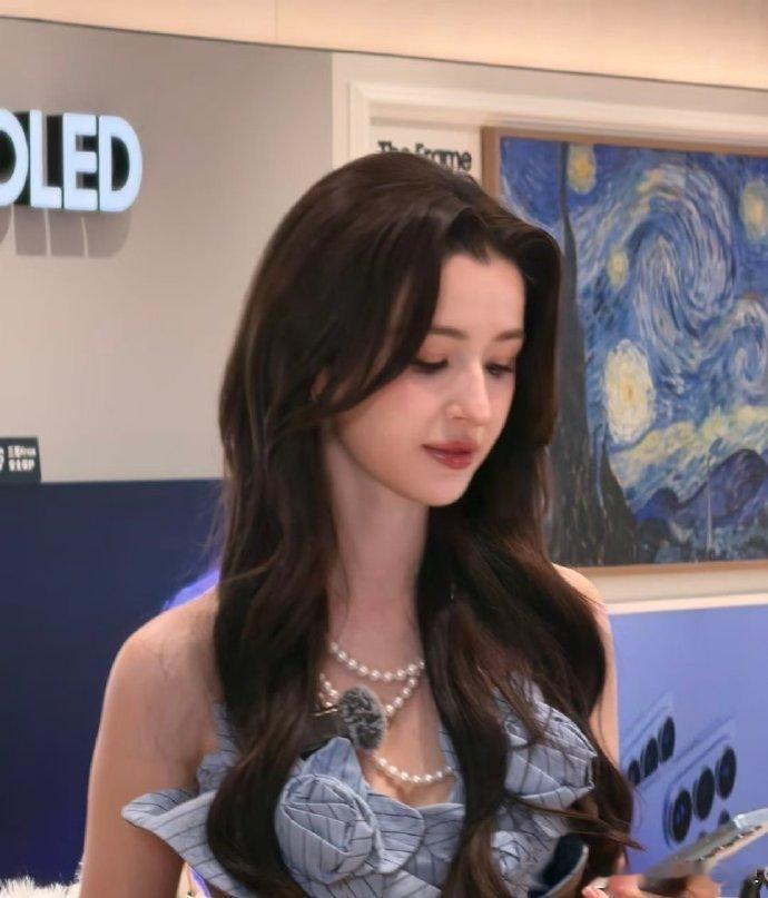 哈妮克孜线下人气线下哈妮克孜的颜值真的没有上限！一袭抹胸长裙搭配氛围感大波浪，脖