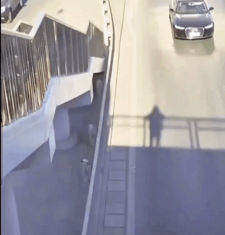 男人至死是少年，天桥上也能玩游戏，傍晚的天桥上他小心翼翼地操控影子避开每一辆车，