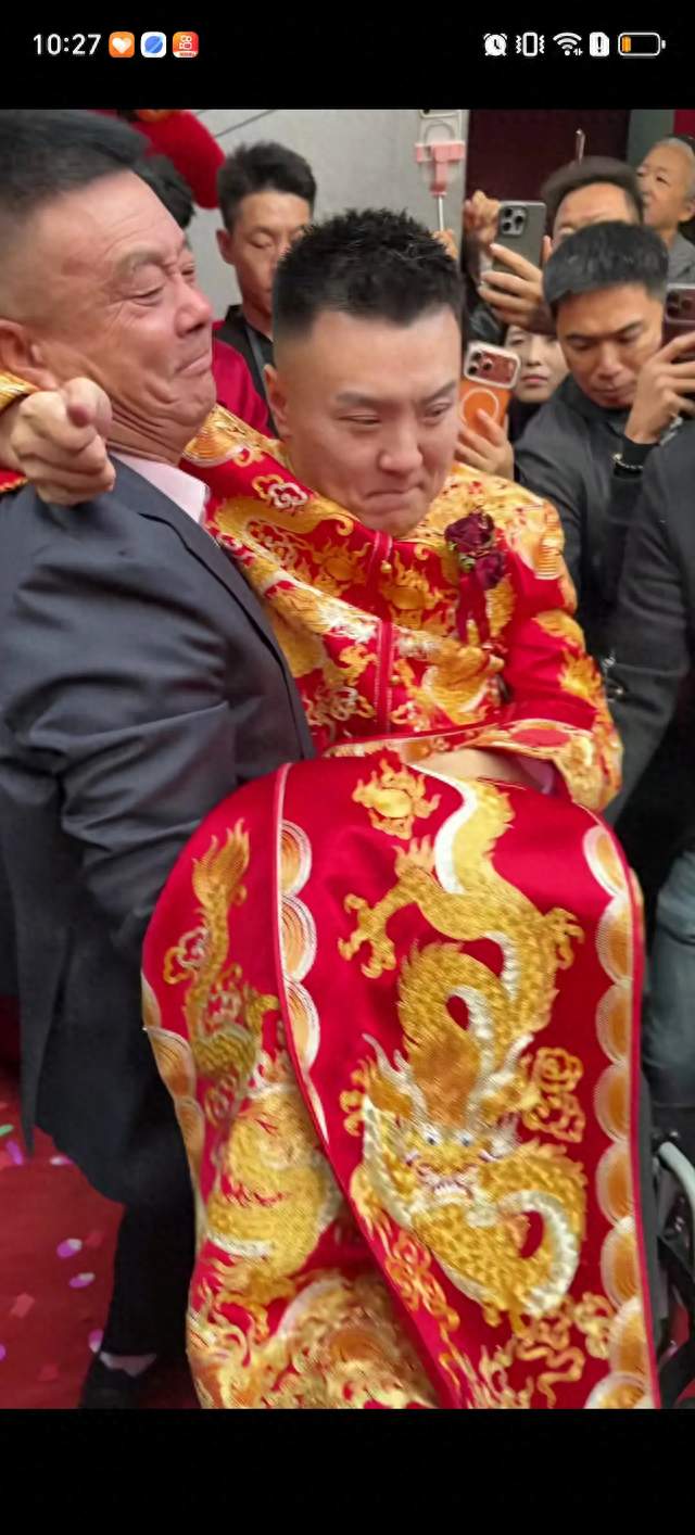 《35岁截瘫新郎被父亲抱上婚车，新娘嫁妆亮了！》