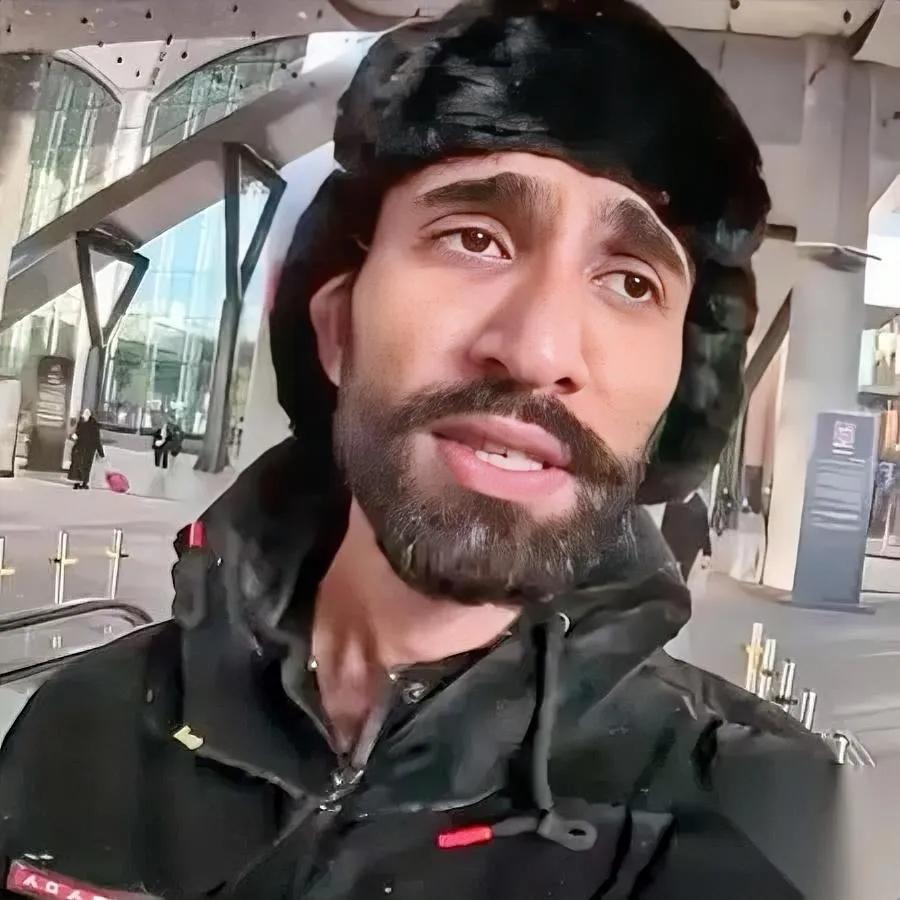 这算盘响得隔壁楼都能听见！

洋博主进店嗦粉后摊手

“手机没电，赊个账行不？”