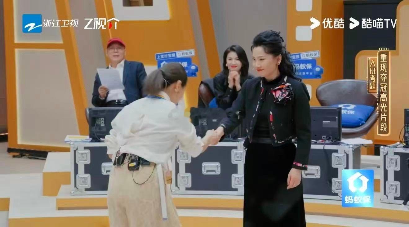 刘璇奖牌带上那一刻真绷不住了 她站在那里，奖牌一挂，眼神瞬间不一样了。运动员刻在