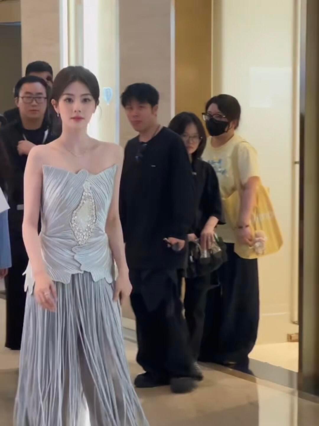 瘦和白哪一个更重要呢看到白鹿的路透，明星真的是经过层层挑选出来的人间宝藏，又白又