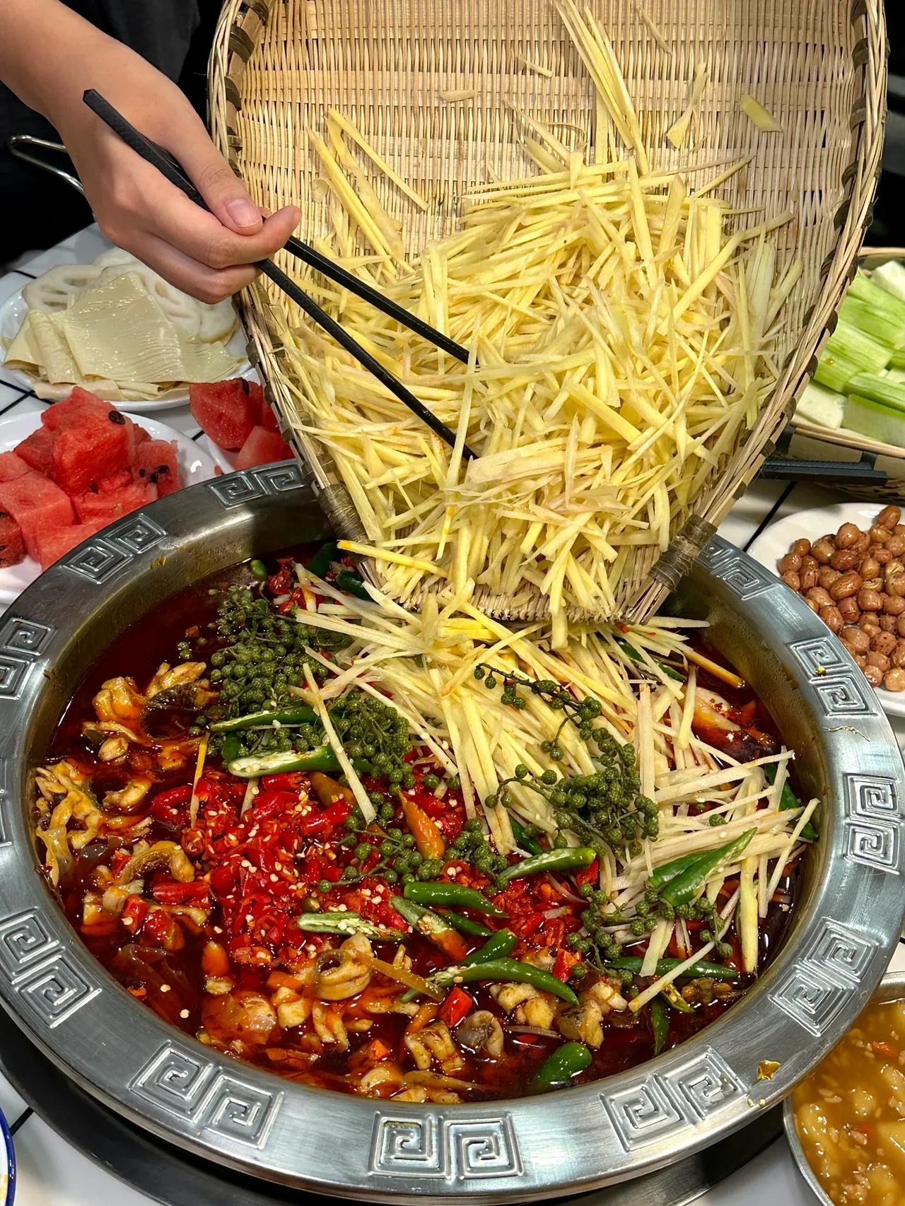 成都终于有仔姜锅底的自助了！！又辣又爽又停不下筷子的感觉谁懂啊！！59.8r/位
