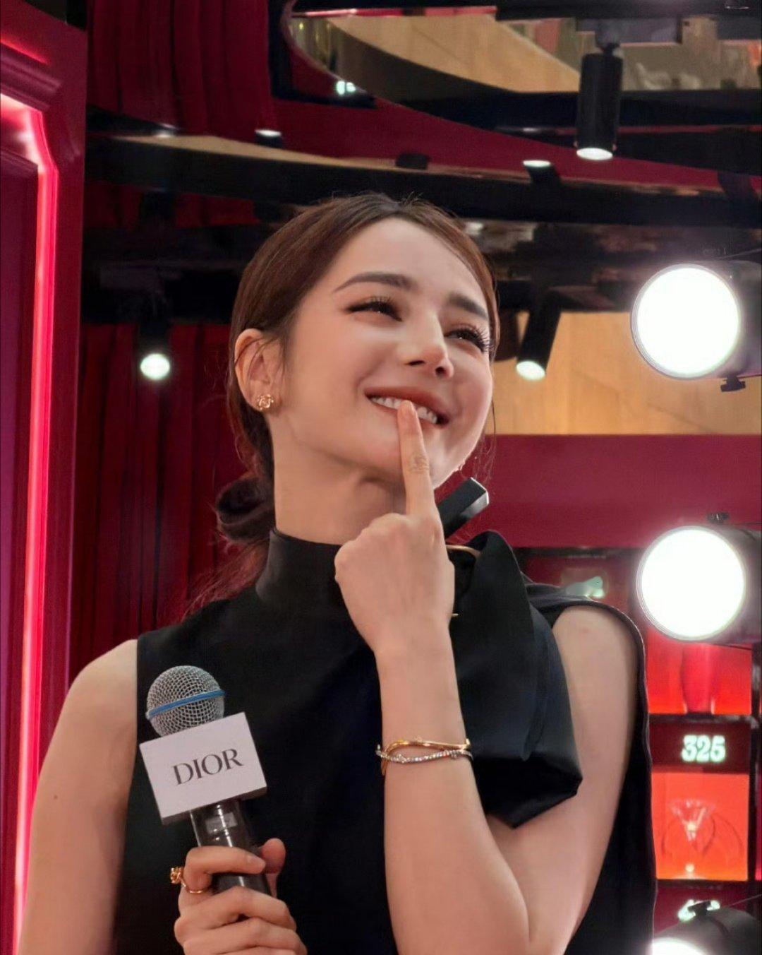 迪丽热巴顶光都美成这样 📸  8月20日南京德基Dior场，迪丽热巴被死亡顶光