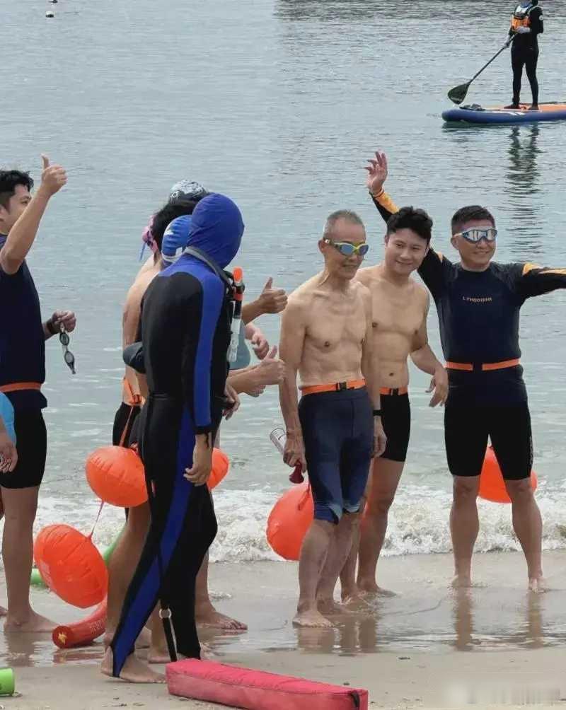 王石先生这身材，在75岁同龄人中算非常棒的了吧，难怪田朴珺这么喜欢他。 