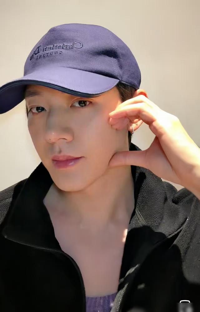 邓为生日会，又奶又酷，喊着戒甜食、多喝水。可谁能想到，他嘴上喊着剧本优先，转头对