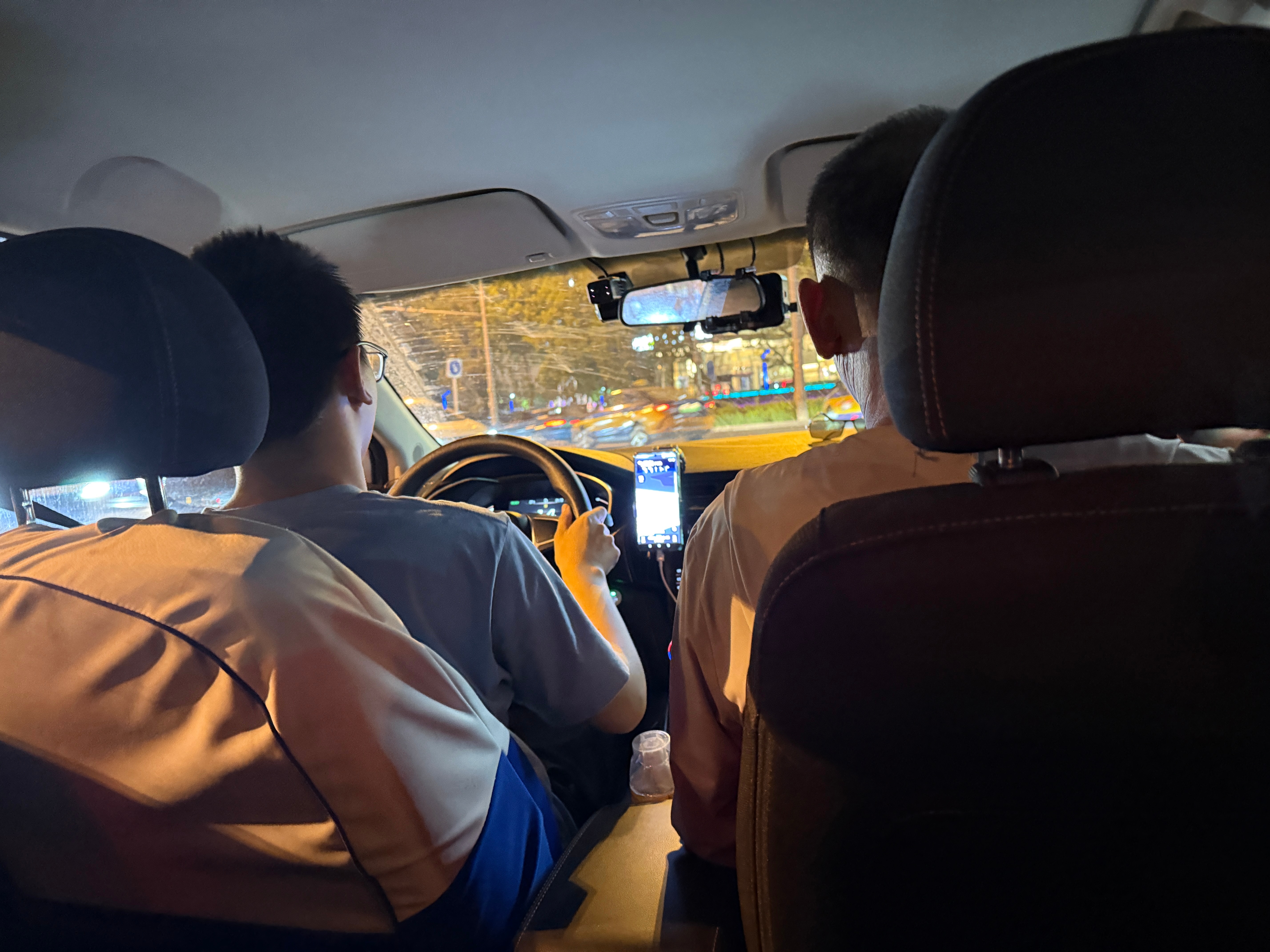 [衰]打一个出租车 师傅走出去1公里跟我说这人是我爸！我要带着他一起走[衰][衰