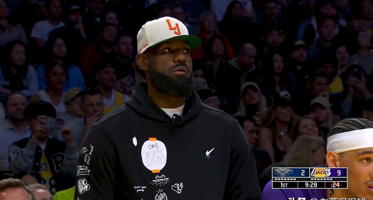 湖人超级球星詹姆斯真是太无聊了！
此役因为伤病管理而缺阵的詹姆斯非常无聊地坐在场