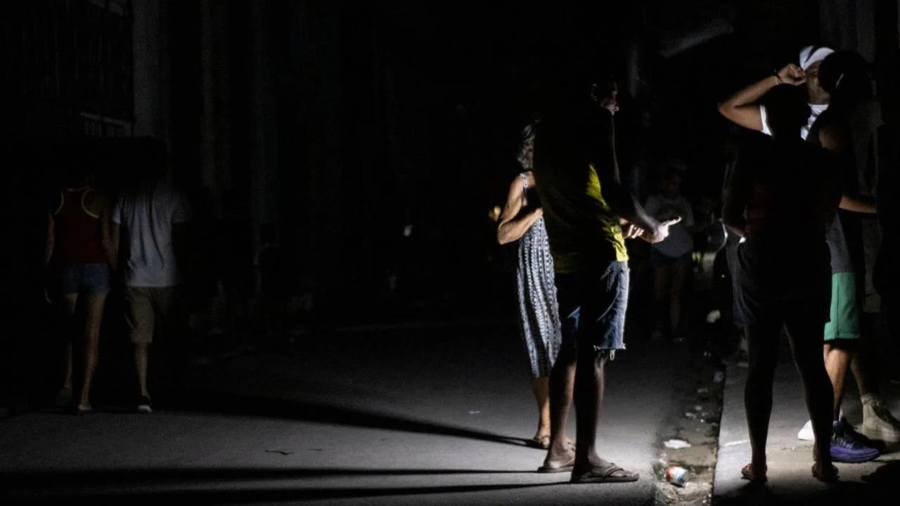 【#古巴西部电力系统断联致多省停电#】#古巴多省停电影响约350万人#当地时间1