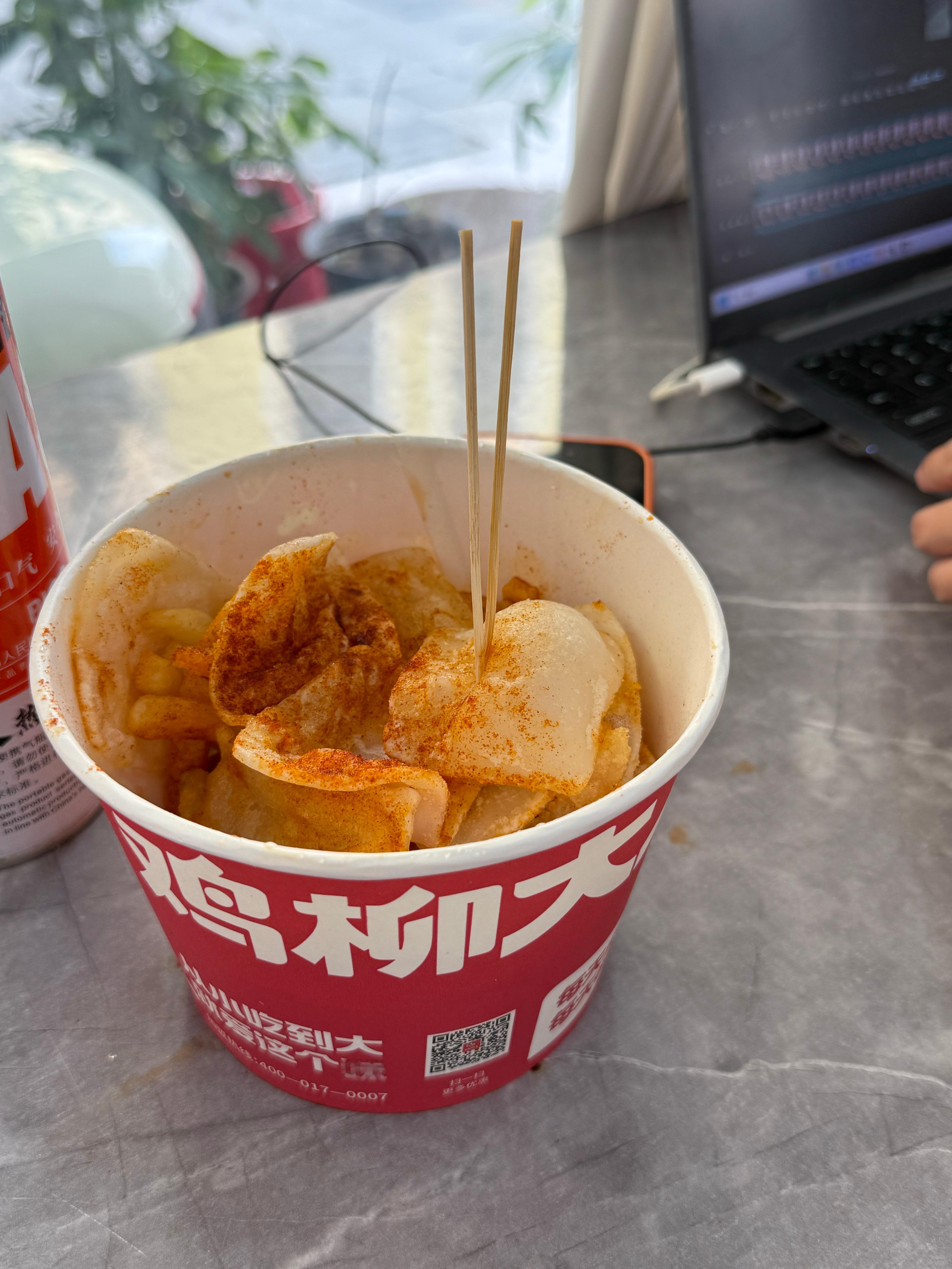 我就是一直在吃然后这里一直在下雨 