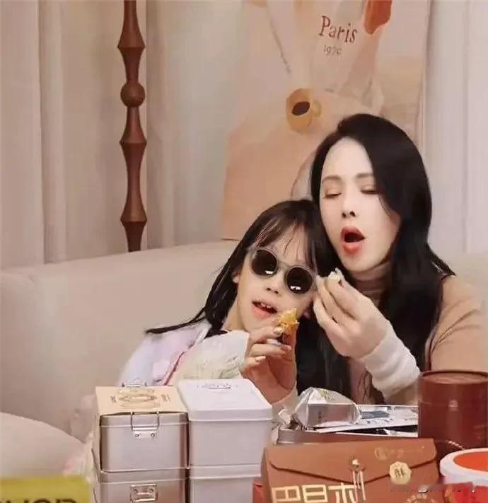 伊能静这波操作着实有点迷。

近日伊能静让女儿小米粒带着墨镜和她一起直播，母女俩