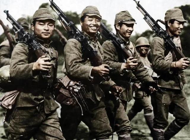 日本侵华时期，日本兵平均身高大概还不到一米六，但他们补给充足，营养跟得上，身体健