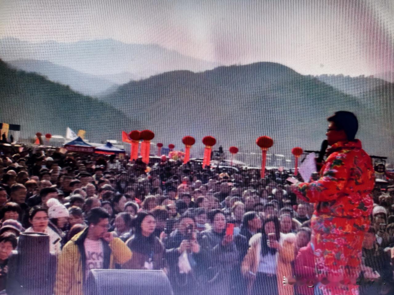 在安康刚哥的杀猪宴上，见到了很多搞直播的，可以说达到了三步一哨五步一岗的地步。