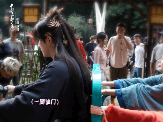 #十万狂花入梦来杀青# 被十万狂花入梦来剧组笑死，岐凤殷带着鸭毛和幽幽在片场飙电