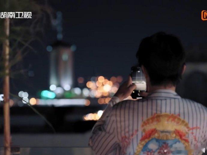 丁禹兮[超话]谁懂丁禹兮这段天台破碎感小丁因为没赚到创业钱在天台 emo，风吹乱