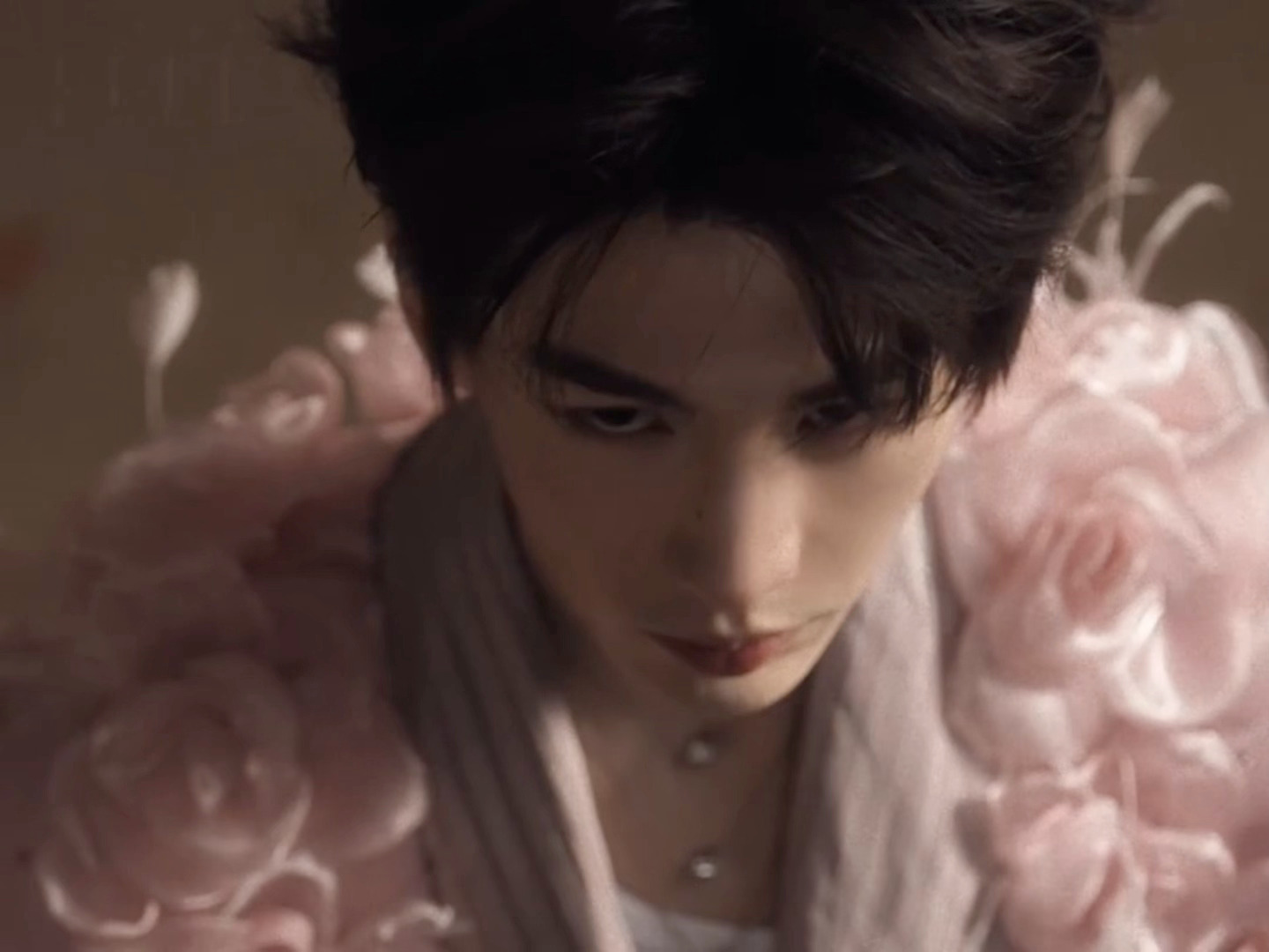 ELLE四月刊张凌赫封面预告ELLE张凌赫末日概念短片张凌赫elle 概念设定 