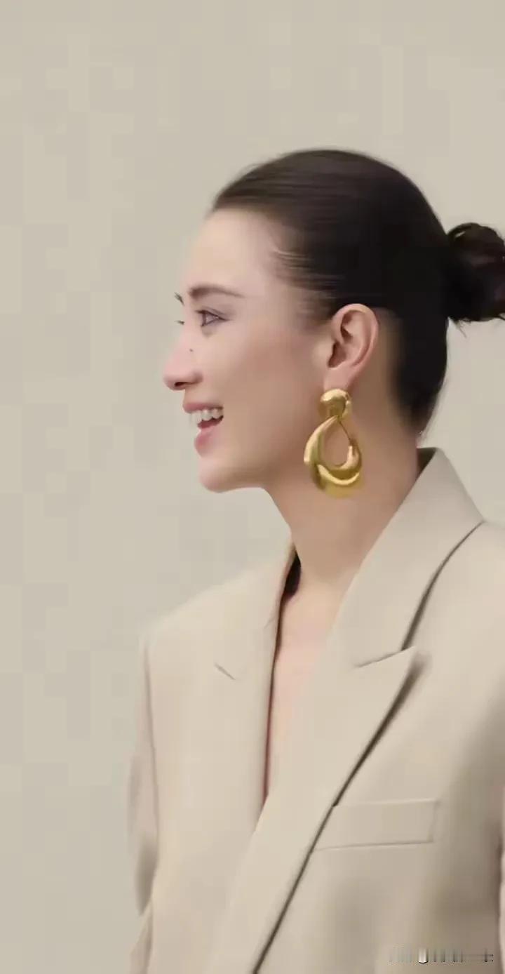 是不是女人比男人更喜欢宋佳这款？

深陷她的魅力无以自拔，超有自信，超有活力，每