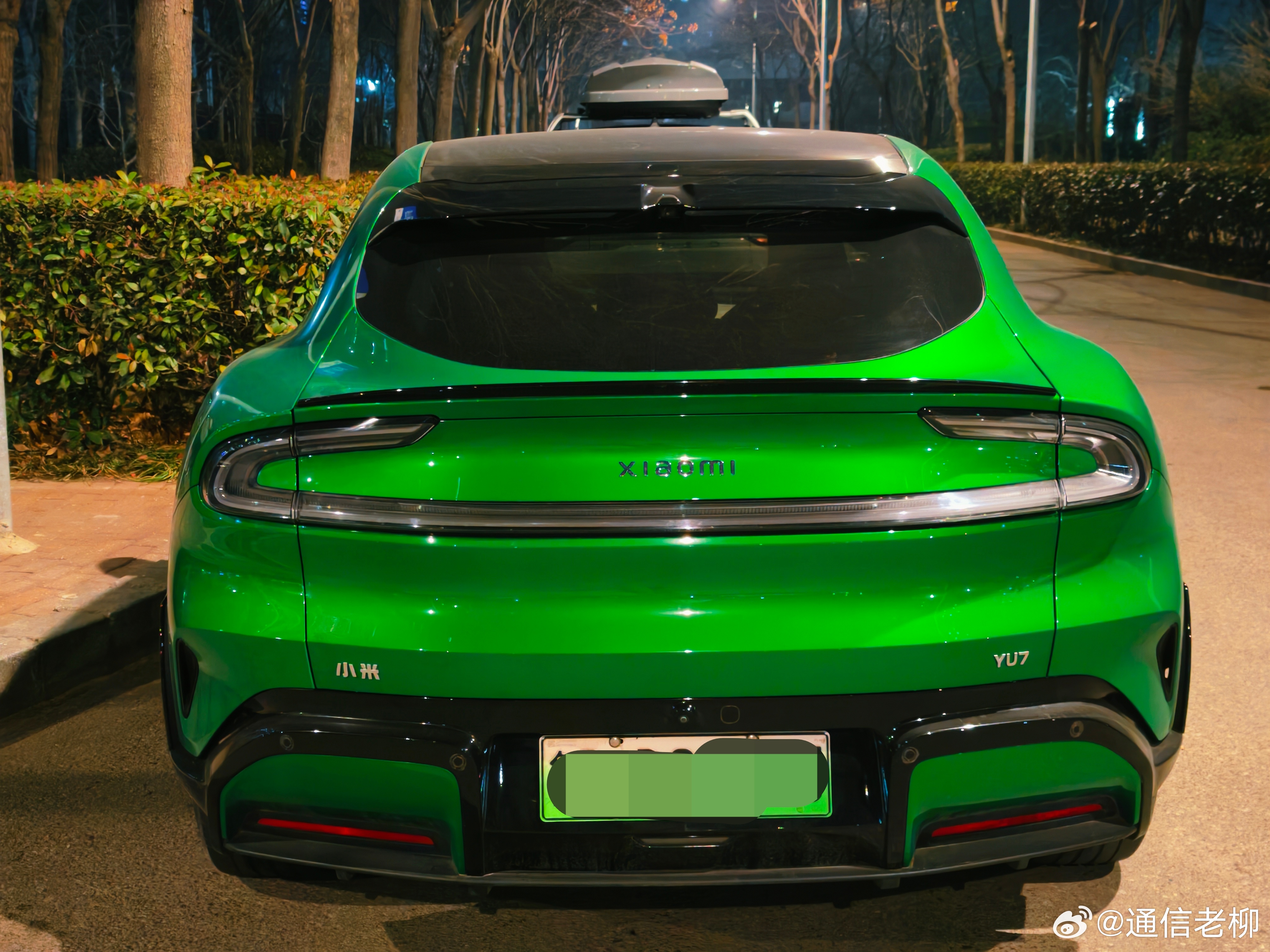 路边抓到一头绿色的小米YU7，真帅啊，车主有眼光！ 