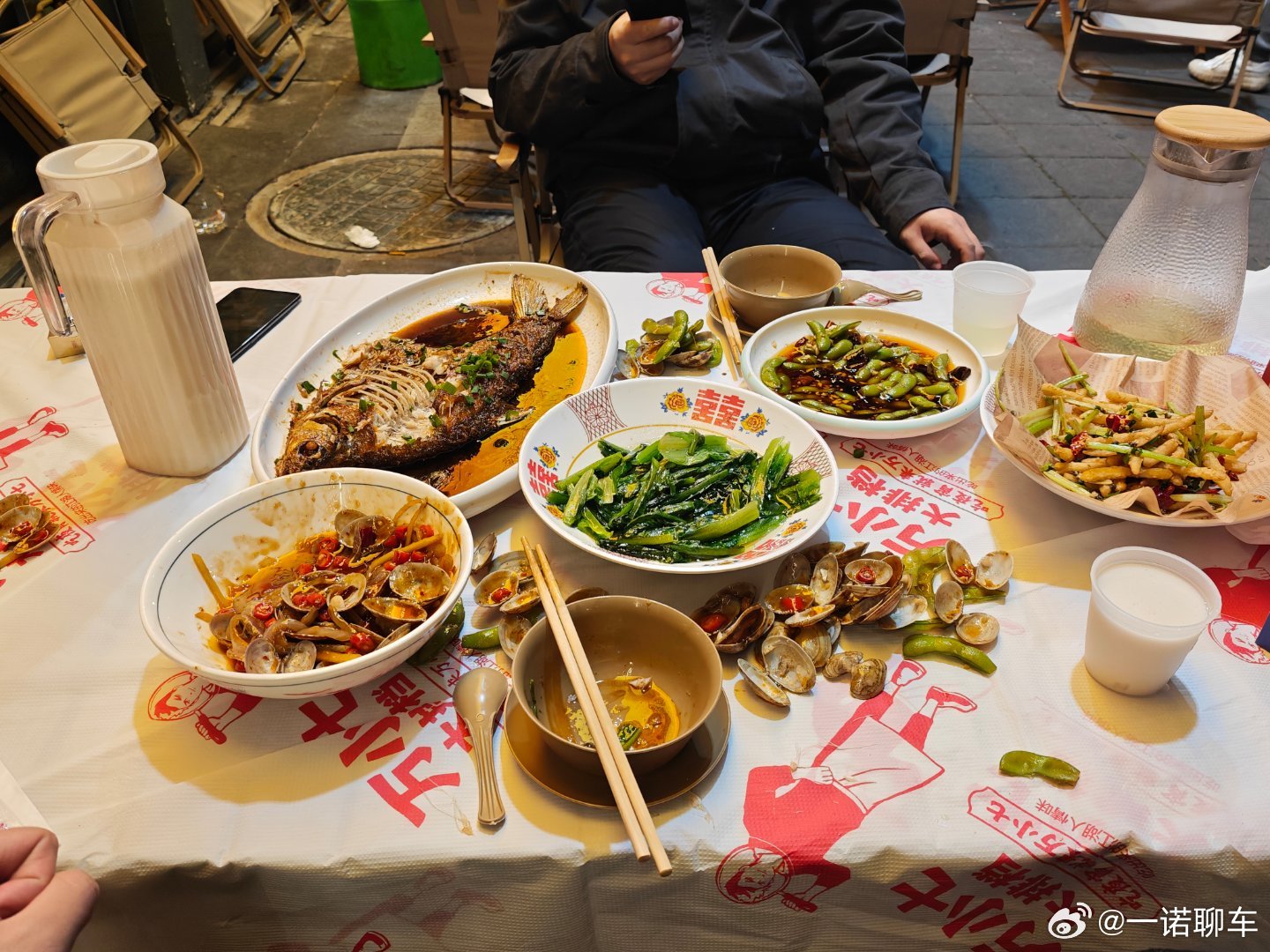 现在餐饮真的太卷了 这一桌子你们猜猜多少钱 一个武昌鱼 一份毛豆 一份青菜  一