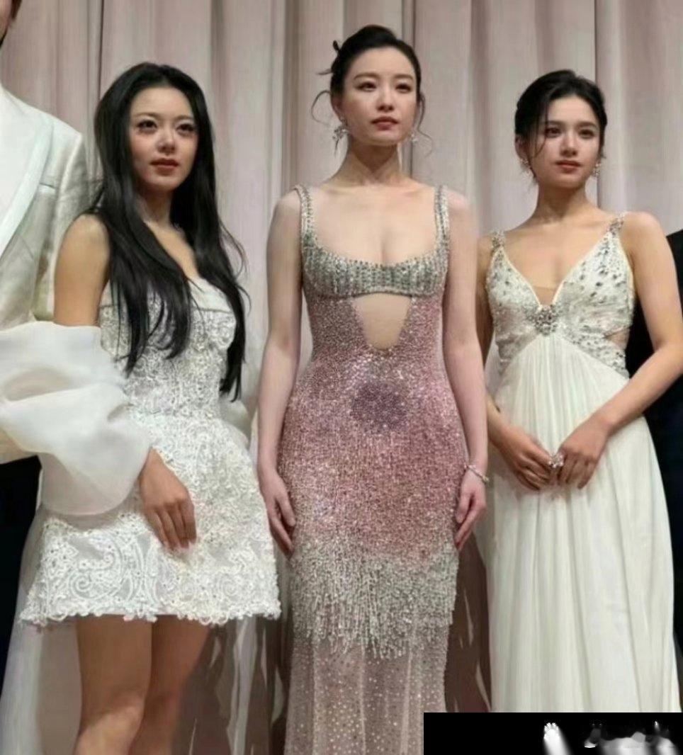 赵今麦的身材比例太差[黑线]本来就是一般小姑娘，非要给她贴啥美女标签啊…… ​​