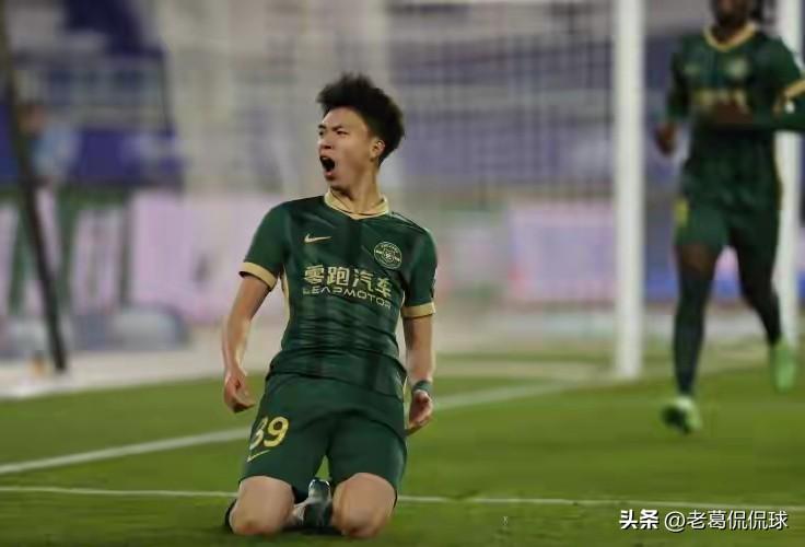 浙江俱乐部新星王钰栋不愧是国内第一球星！今天德转更新了中超球员的身价，值得一提的