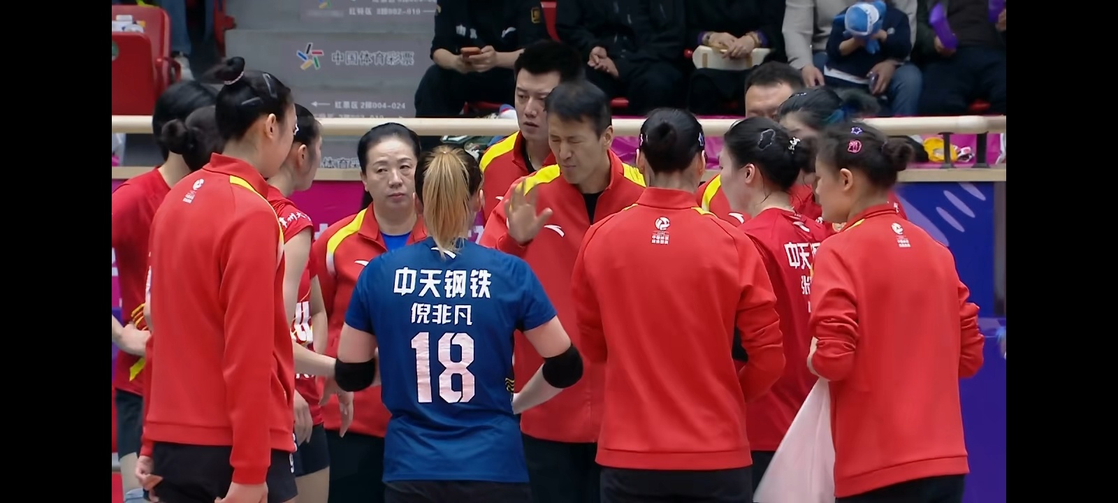 第一局天津女排25比17江苏女排，江苏后面这一传太可怕了，这可是国家队的主攻组合