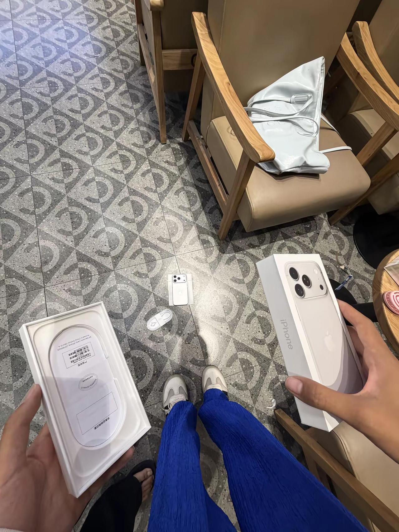 呀，真是糟了呀。iPhone18 iPhone18pro 新机首摔