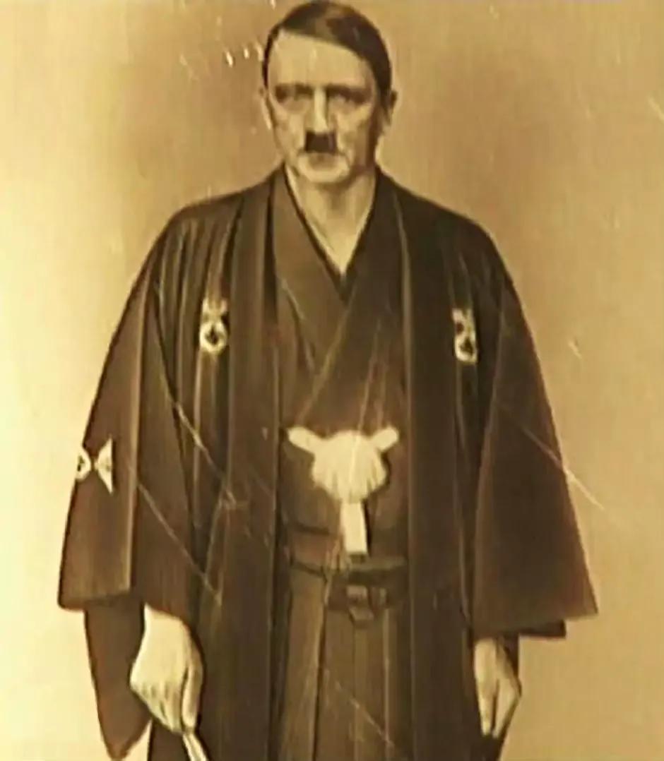 1936年，希特勒穿和服，留下的一张老照片，仔细看会发现，他的发型没变，小胡子也