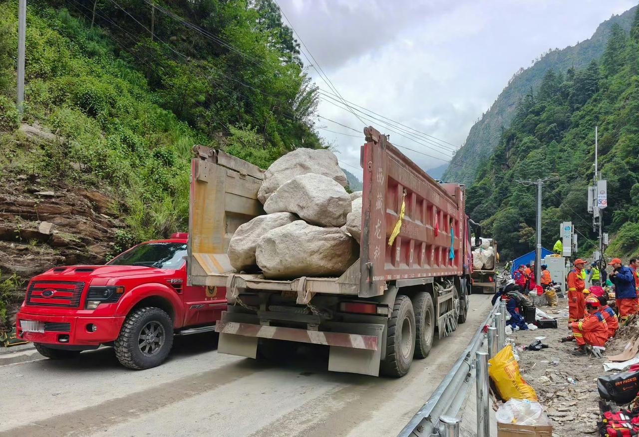 经过100多台大型机械的施工，受损严重的216国道终于修复了。现在，大量物资、大