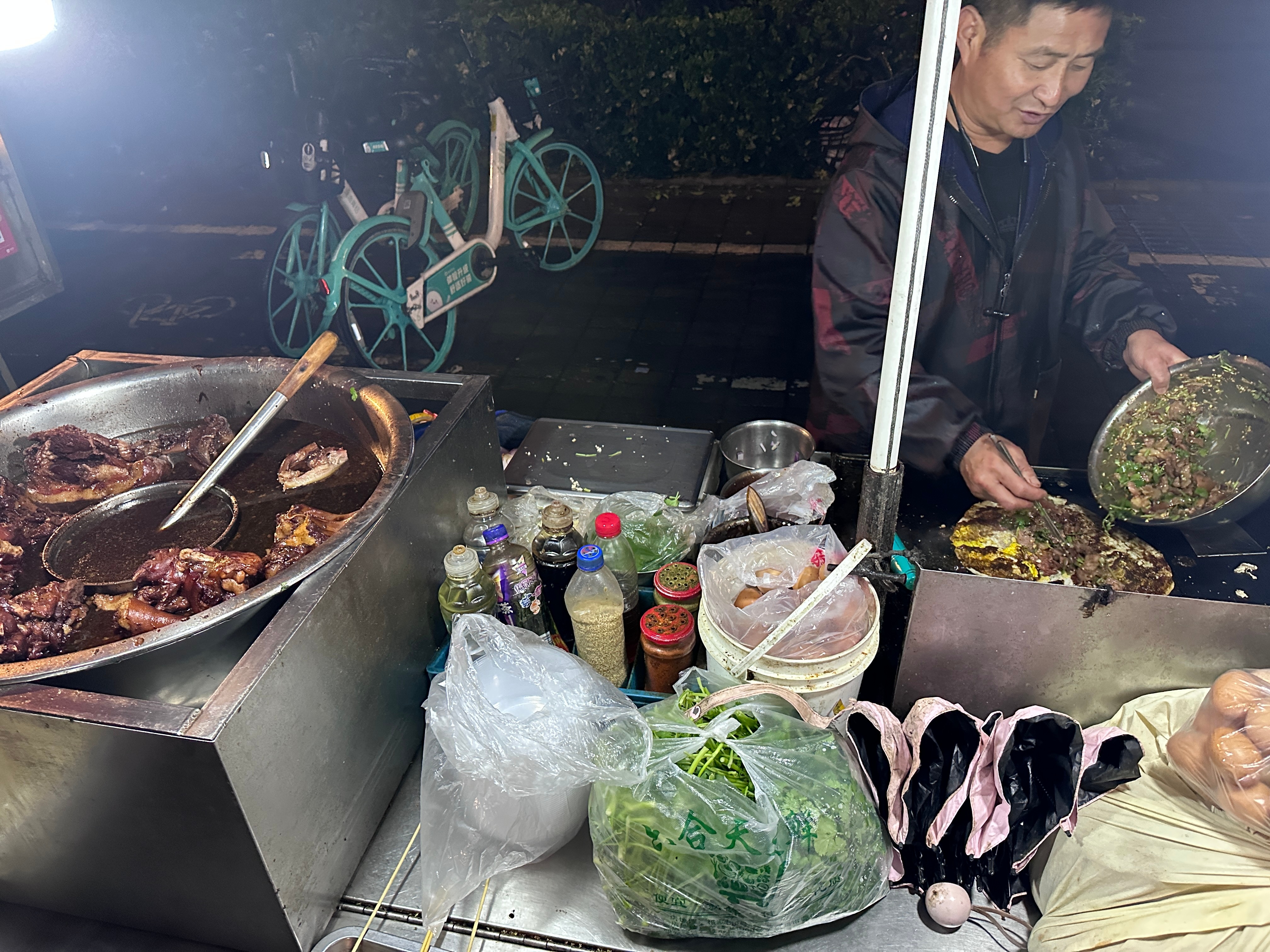 猪头肉卷饼 南京城顶级夜宵摊味道好到炸裂 老板也肯拉着你一直聊聊聊欢乐又好吃 哈