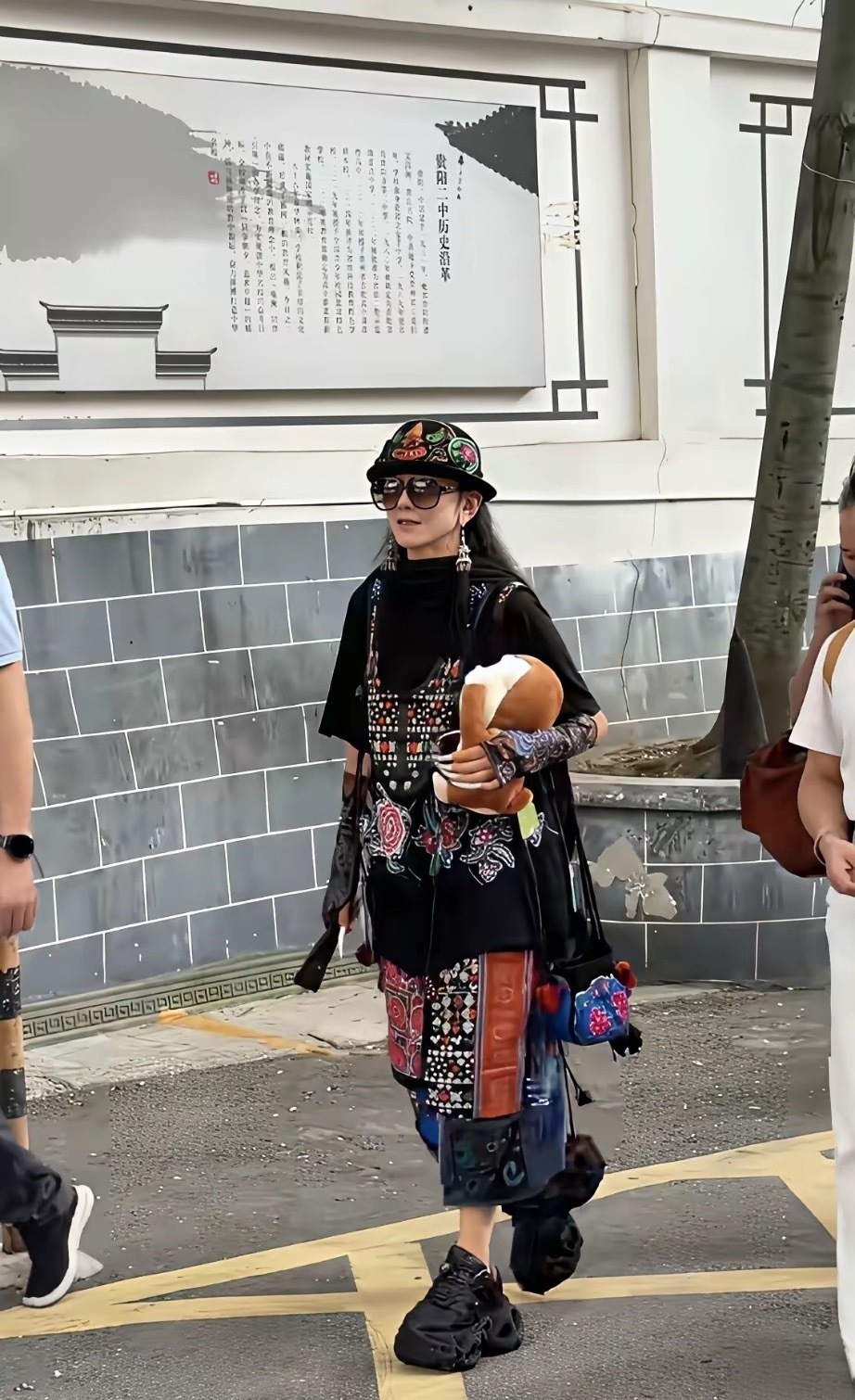 61岁“孔雀公主”杨丽萍现身贵州逛街，依旧留着长指甲，15cm厚底鞋十分有个性。