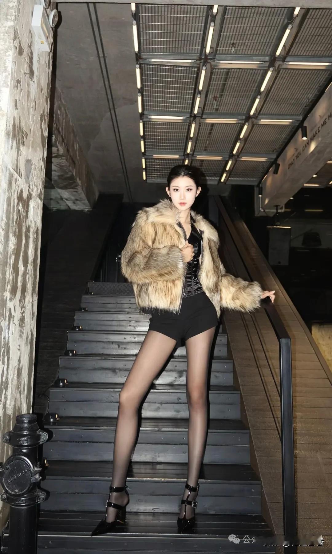 都市酷炫风，皮草外套+黑色短裙，时尚感爆棚！👠💃如何穿搭出优雅的正装?