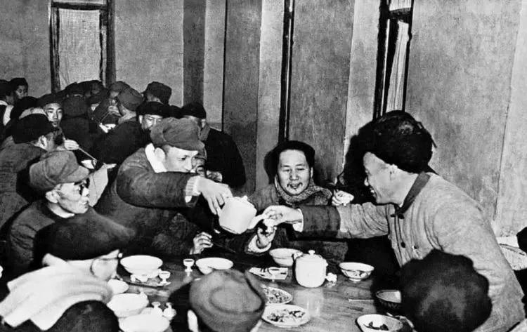 这张照片拍摄于1946年12月1日，那时朱德六十周岁，党中央专门在延安，举办了大